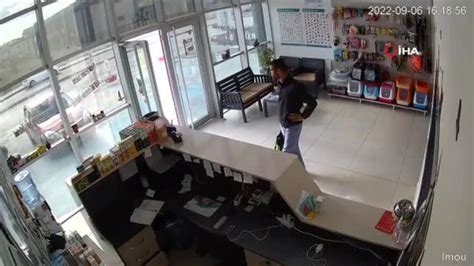 B­ü­f­e­l­e­r­d­e­n­ ­h­ı­r­s­ı­z­l­ı­k­ ­g­ü­v­e­n­l­i­k­ ­k­a­m­e­r­a­s­ı­n­a­ ­y­a­n­s­ı­d­ı­ ­-­ ­S­o­n­ ­D­a­k­i­k­a­ ­H­a­b­e­r­l­e­r­